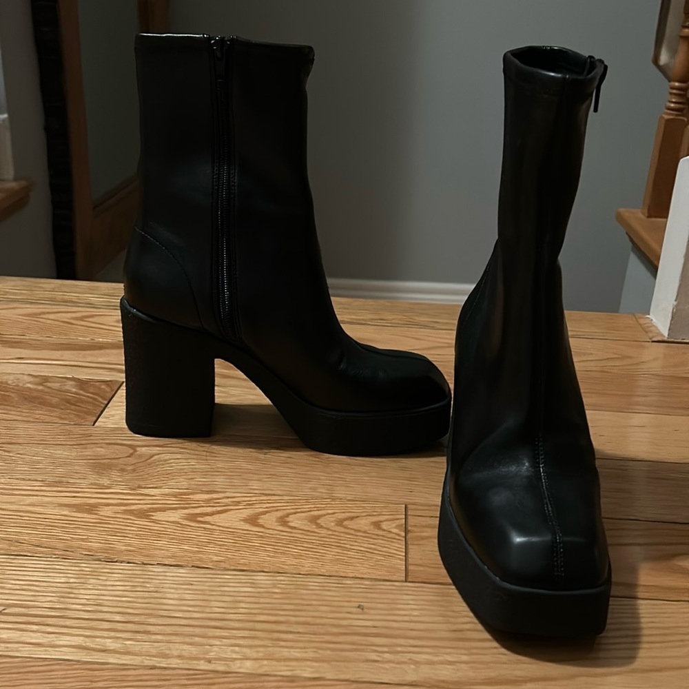 Brand new Chinese laundry 7.5 boots.